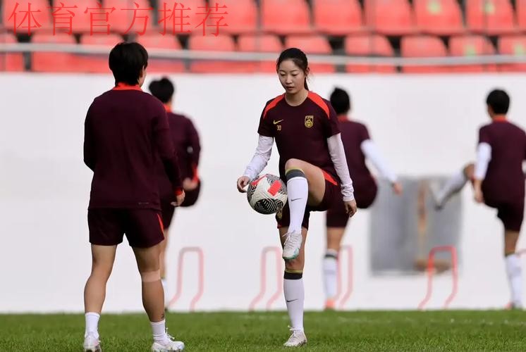 中国女足U-14少年队走进安康市第一小学